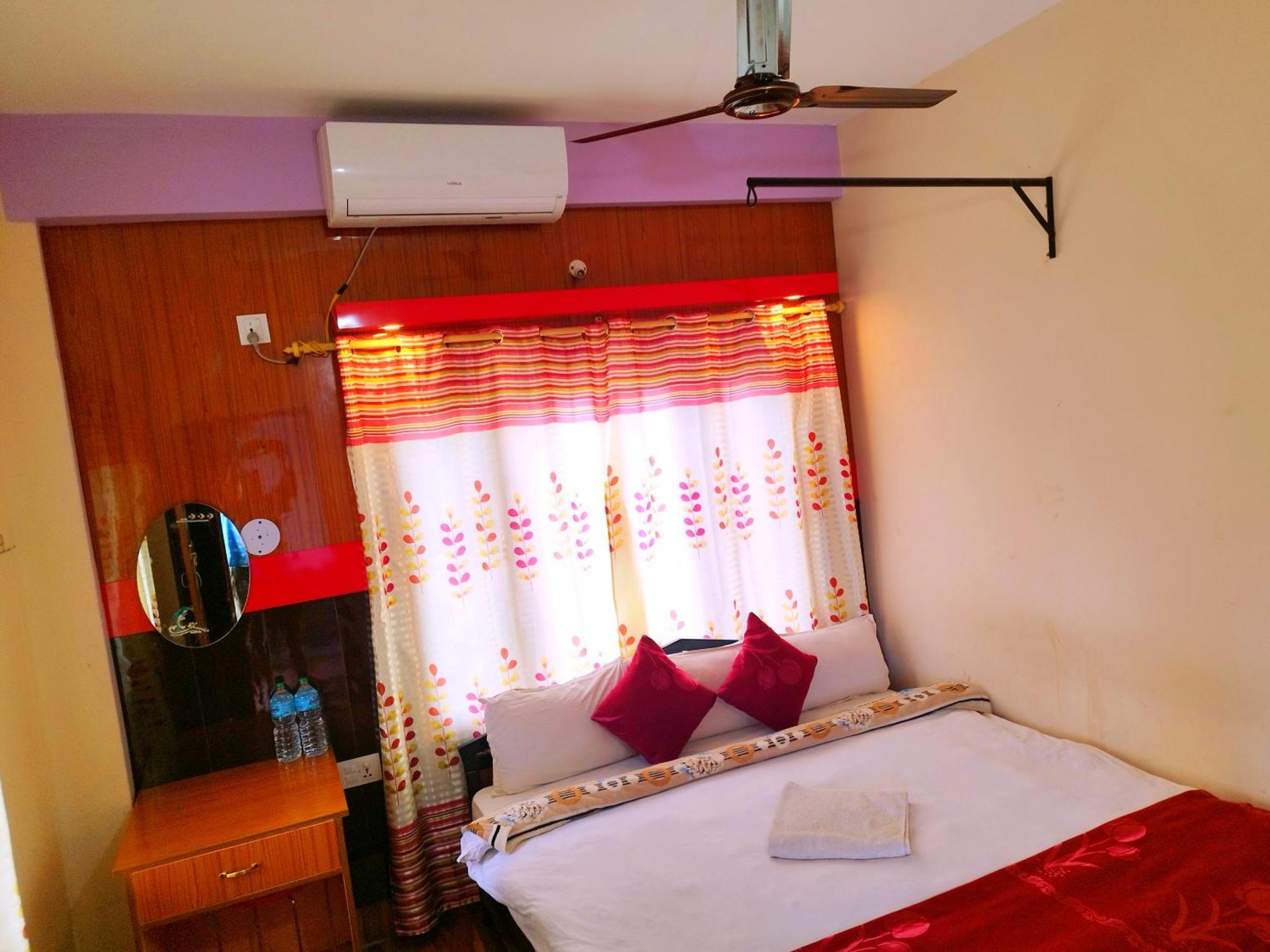 Hotel National Park Sauraha- Homely Stay And Peaceful Location With Jungle Safari Arrangements Eksteriør bilde