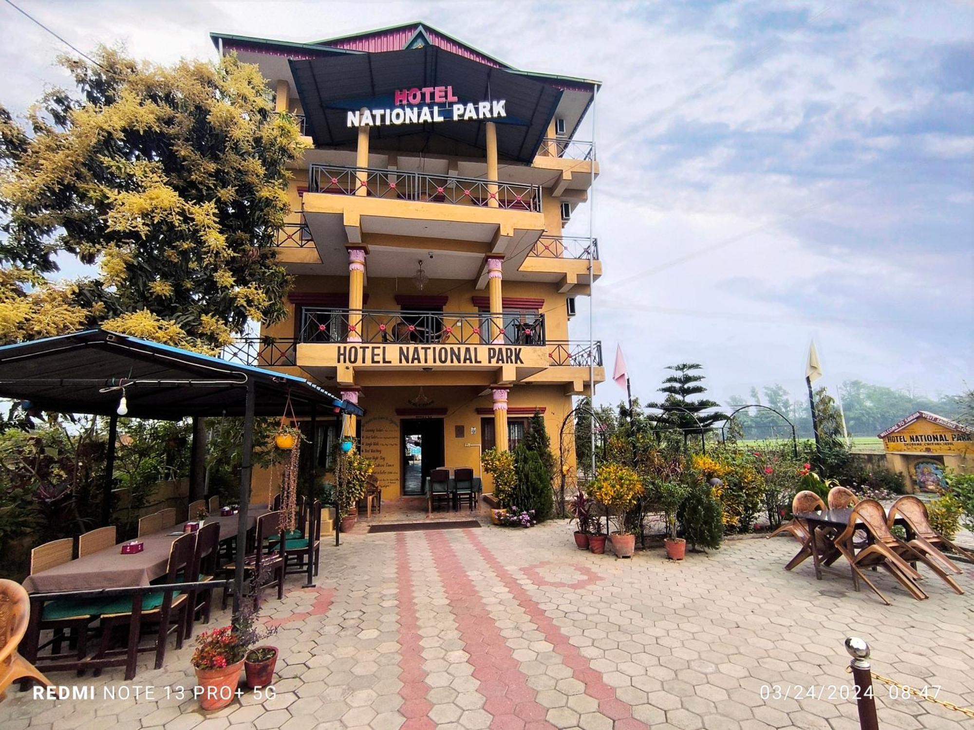 Hotel National Park Sauraha- Homely Stay And Peaceful Location With Jungle Safari Arrangements Eksteriør bilde